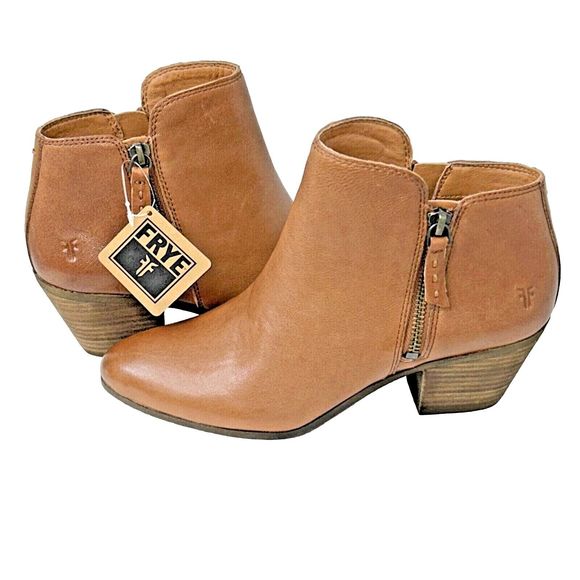 FRYE Women’s Cognac Leather Double Zip Pointed Toe Ankle Heels Booties Sz 8 NIB - Picture 1 of 8